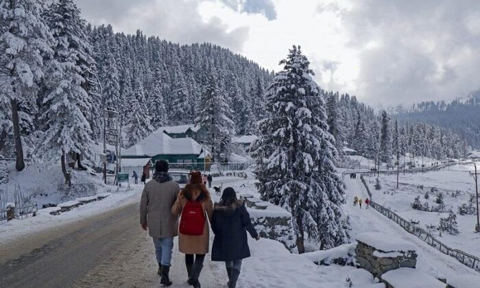 Gulmarg turns into white wonderland after fresh spell of snow Gulmarg snowfall