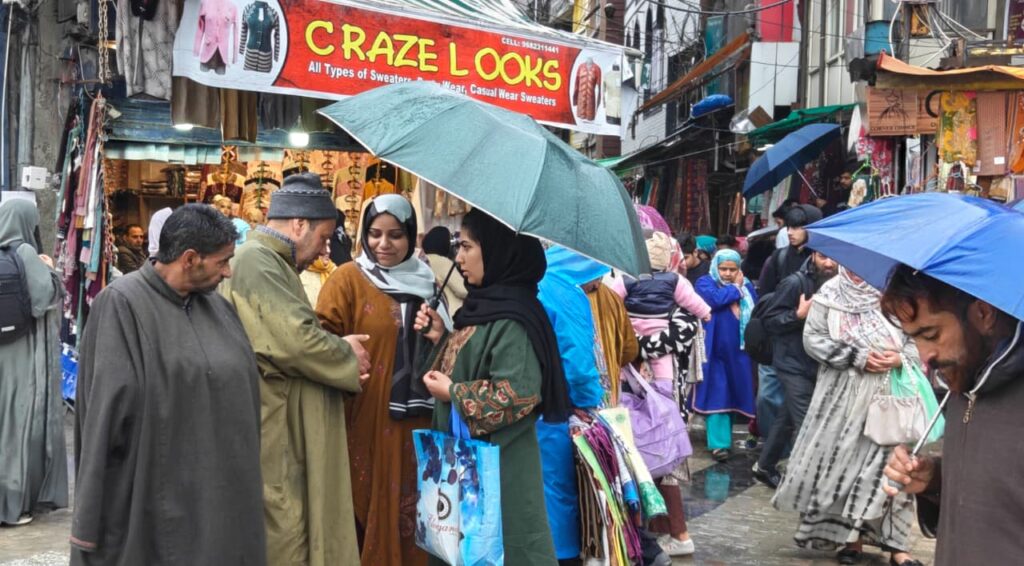 Sluggish markets cast shadow over Eid-ul-Fitr in Kashmir Eid rush in Kashmir