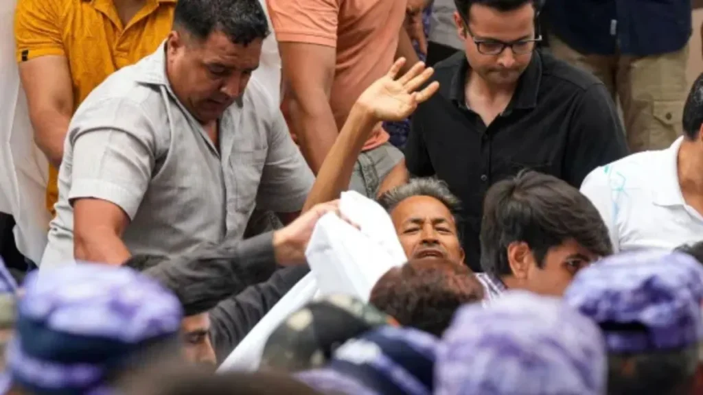 “Peacefully vacate Jantar Mantar” Police appeal after Sonam Wangchuk shifted to hospital Sonam Wangchuk