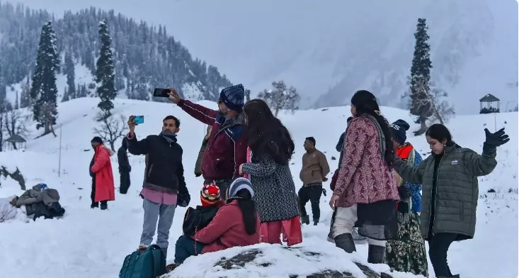 Fresh snowfall raises hope for strong winter season in Gulmarg Kashmir snowfall